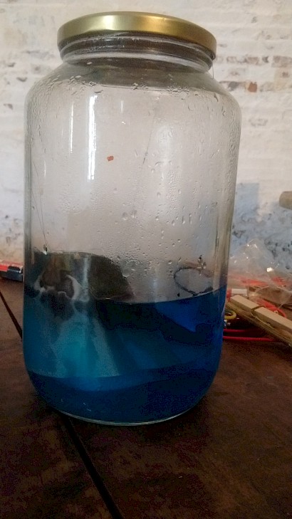 After several days of leaving copper rod etchning out the solution of  50% vinegar + 50% hydrogene peroxyde it turns blue