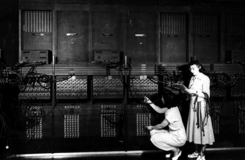 ENIAC 1st  électronic computer 1945, Entre 1944 et 1955, six femmes, Kathleen Antonelli, Jean Bartik, Betty Holberton, Marlyn Meltzer, Frances Spence et Ruth Teitelbaum sont les premières personnes à programmer l'ENIAC, pour un calcul balistique. Elles sont toutes mathématiciennes. Betty Holberton est en plus journaliste, ce qui lui permettait de voyager. Kathleen Antonelli et Frances Spence sont recrutées en 1942 par l’armée américaine pour calculer manuellement les trajectoires de tir. Marlyn Meltzer et Ruth Teitelbaum sont également calculatrices. Elles travaillent sur l'ENIAC à partir de 1944. Il s'agit d'identifier les différentes étapes du calcul et ensuite de câbler physiquement la machine. Ruth Teitelbaum, Frances Spence et Kathleen Antonelli poursuivirent leur travail sur l’Eniac lorsque celui-ci est transféré à Aberdeen en 19473.
